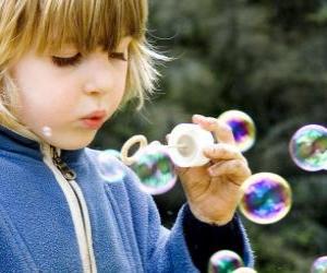 пазл Ребенок играет дуть мыльные пузыри